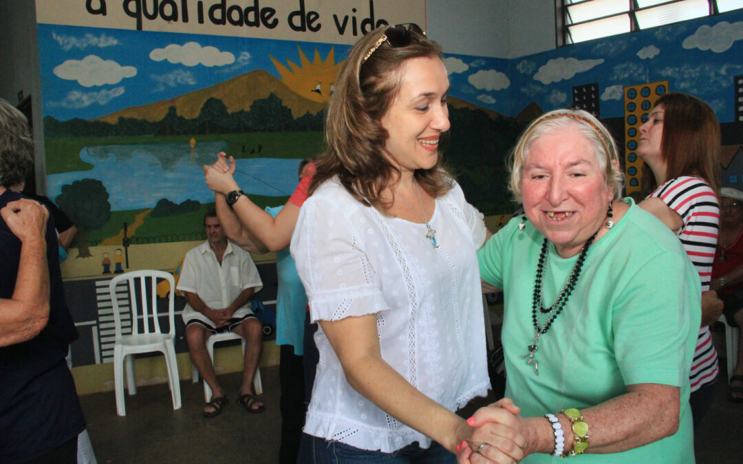 Juliana Damus: atividade com idosos reúne música e apresentação do Canil da PM