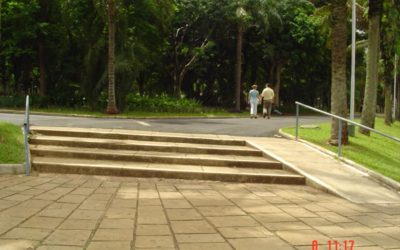 Colocação de corrimãos e pintura de degraus nas escadas do Parque Infantil