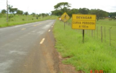 Placas de sinalização para diminuir velocidade