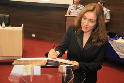 Juliana Damus é homenageada com medalha no aniversário de 58 anos do Batalhão da PM