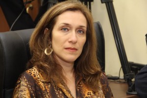 Juliana Damus questiona gastos de campanha publicitária da Prefeitura