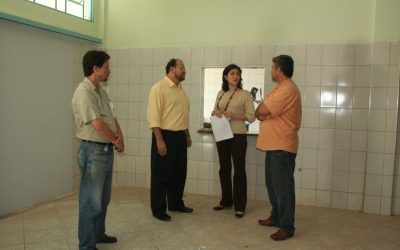 Juliana e Edinho visitam a obra de reforma do prédio da antiga creche do bairro São José