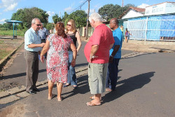 Juliana Damus e João Bernal visitam pontos com problemas na cidade