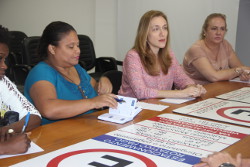 Juliana Damus discute campanha que deverá orientar estacionamento de vagas para idosos e deficientes