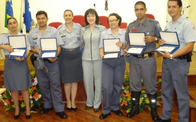 Confere o Diploma de Honra ao Mérito, aos Instrutores do Programa Educacional de Resistência às Drogas e à Violência PROERD e do Programa Jovens Construindo a Cidadania JCC
