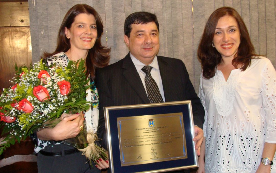 Confere o Título de “Cidadão Araraquarense” ao Delegado de Polícia DOUTOR VALMIR EDUARDO GRANUCCI.