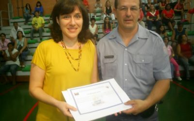 Juliana recebe Certificado na Formatura de alunos do PROERD
