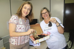 Juliana Damus entrega doação de cabelos para confecção de perucas à grupo de combate ao câncer