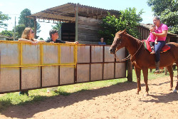 Juliana Damus e Secretário de Esporte conhecem Haras com objetivo de ampliar vagas de Equoterapia