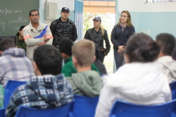 Juliana Damus e instituições realizam palestras com crianças e adolescentes sobre os riscos do cerol