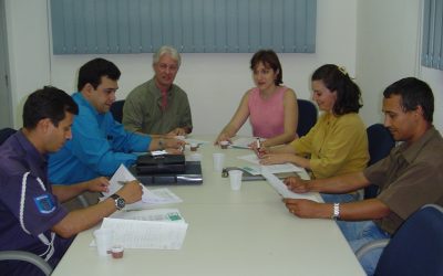 Reunião para definir cursos e cartilhas para carroceiros