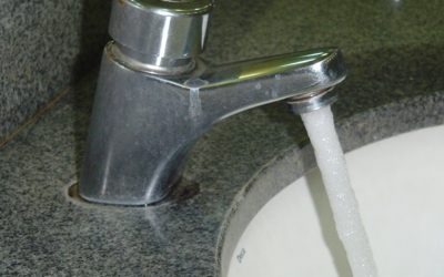 Colocação de torneiras que fecham automaticamente e sensores que controlam o acendimento das lâmpadas