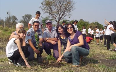 Plantio de mudas frutíferas e nativas às margens do Córrego Caixa D’Água