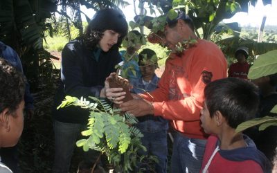Juliana participa de plantio de frutíferas no Bela Vista